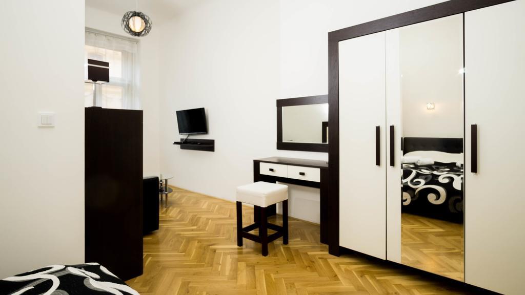 Black & White Apartment Prague By Wenceslas Square And Muzeum Exterior photo
